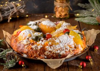 Este Bolo Rei tradicional à portuguesa é a expressão máxima do espírito natalício em forma de doce.