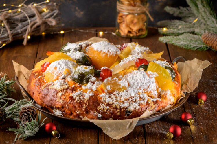 Este Bolo Rei tradicional à portuguesa é a expressão máxima do espírito natalício em forma de doce.