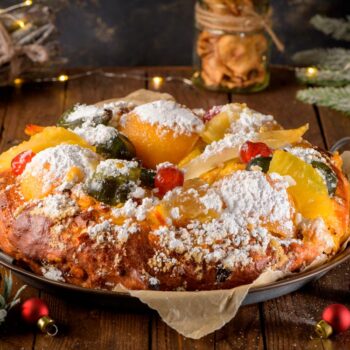 Este Bolo Rei tradicional à portuguesa é a expressão máxima do espírito natalício em forma de doce.