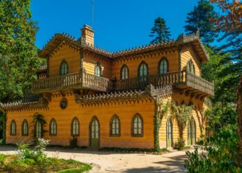 Onde a arquitetura do século XIX se entrelaça harmoniosamente com os exuberantes jardins. Chalet da Condessa d'Edla