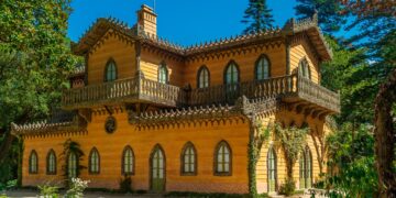 Onde a arquitetura do século XIX se entrelaça harmoniosamente com os exuberantes jardins. Chalet da Condessa d'Edla