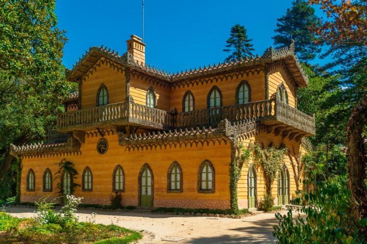 Onde a arquitetura do século XIX se entrelaça harmoniosamente com os exuberantes jardins. Chalet da Condessa d'Edla