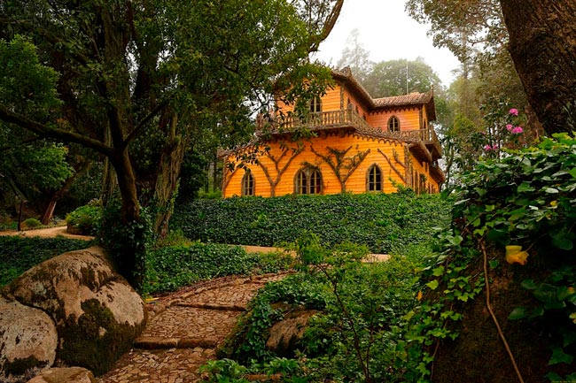Onde a arquitetura do século XIX se entrelaça harmoniosamente com os exuberantes jardins. Chalet da Condessa d'Edla