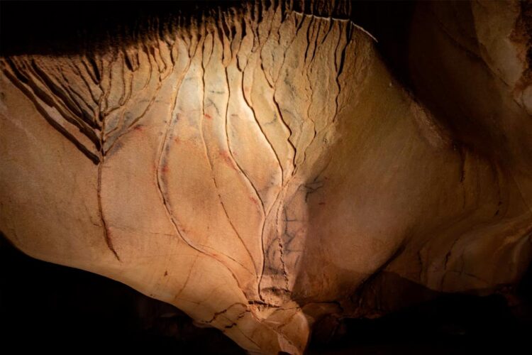 Um verdadeiro tesouro arqueológico que nos convida a desvendar os segredos do passado e a apreciar a riqueza da herança pré-histórica. Gruta do Escoural