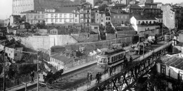Descubra a história intrigante das portagens para peões na ponte Luís I.