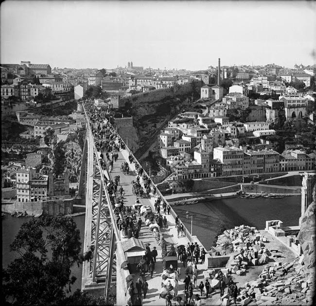 Descubra a história intrigante das portagens para peões na ponte Luís I.