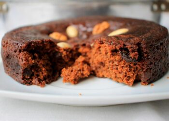 Este bolo é uma representação autêntica da doçura da culinária madeirense. Bolo de Mel da Madeira