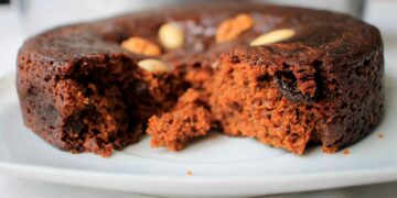 Este bolo é uma representação autêntica da doçura da culinária madeirense. Bolo de Mel da Madeira