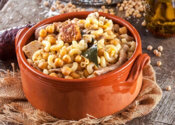 A mistura de carne tenra, grão de bico, massa e vegetais cria uma sinfonia de sabores! Rancho à Portuguesa