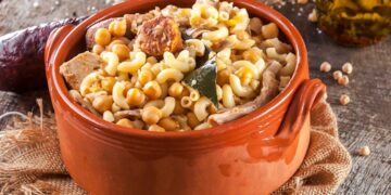 A mistura de carne tenra, grão de bico, massa e vegetais cria uma sinfonia de sabores! Rancho à Portuguesa