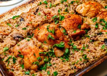 Com ingredientes simples e um processo de preparação descomplicado, o arroz de frango no forno é uma opção deliciosa para um jantar caseiro. arroz de frango no forno