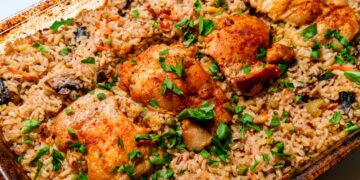Com ingredientes simples e um processo de preparação descomplicado, o arroz de frango no forno é uma opção deliciosa para um jantar caseiro. arroz de frango no forno