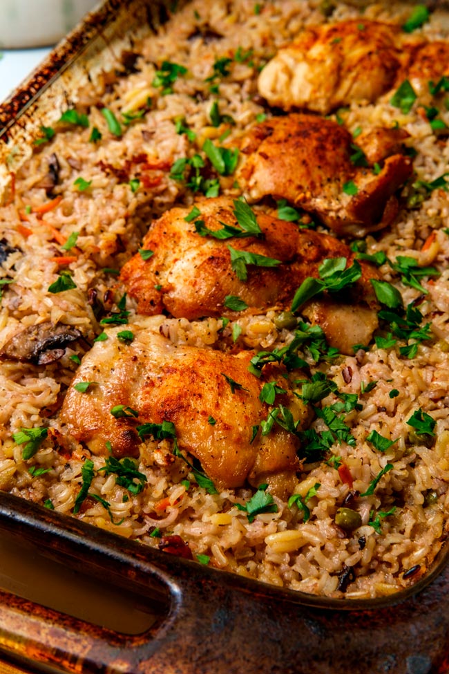 Com ingredientes simples e um processo de preparação descomplicado, o arroz de frango no forno é uma opção deliciosa para um jantar caseiro. arroz de frango no forno
