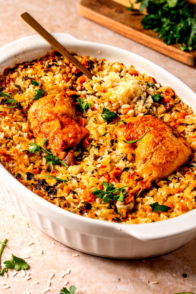 Com ingredientes simples e um processo de preparação descomplicado, o arroz de frango no forno é uma opção deliciosa para um jantar caseiro. arroz de frango no forno