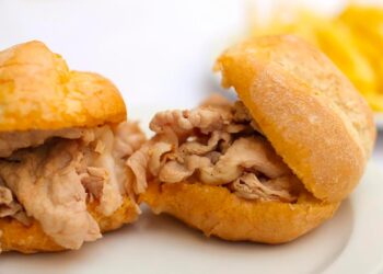 Um prato tradicional, que é conhecido pelo seu sabor irresistível e combinação única de temperos. bifanas no pão