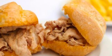 Um prato tradicional, que é conhecido pelo seu sabor irresistível e combinação única de temperos. bifanas no pão
