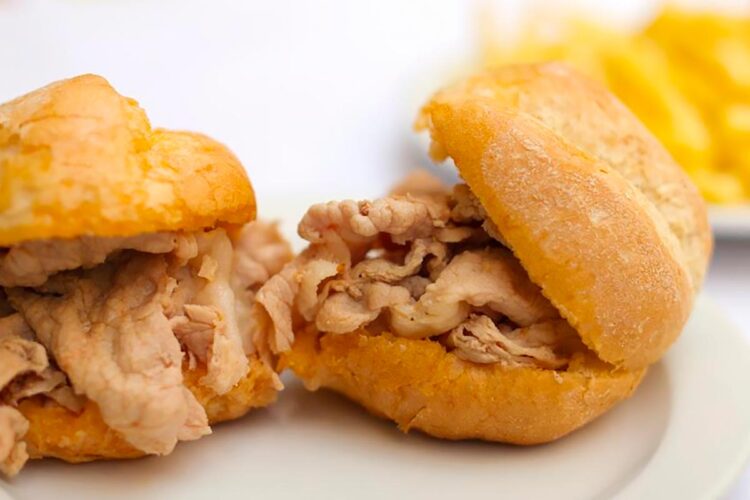 Um prato tradicional, que é conhecido pelo seu sabor irresistível e combinação única de temperos. bifanas no pão