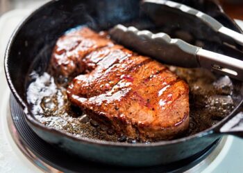 Deixe-se envolver pelos aromas e sabores irresistíveis deste prato. bife de vaca na frigideira à Portuguesa