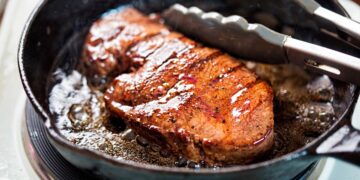 Deixe-se envolver pelos aromas e sabores irresistíveis deste prato. bife de vaca na frigideira à Portuguesa