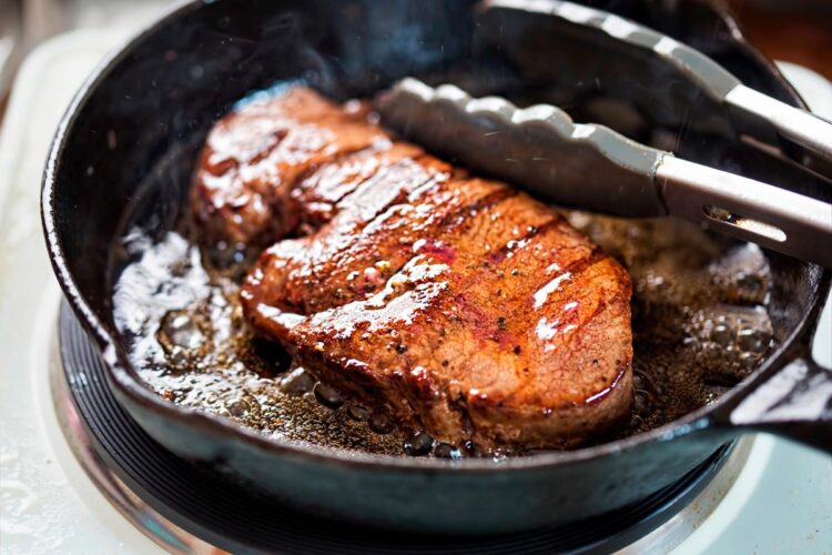 Deixe-se envolver pelos aromas e sabores irresistíveis deste prato. bife de vaca na frigideira à Portuguesa
