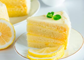 Um bolo macio e delicioso, perfeito para comemorar momentos especiais. Receita de bolo de aniversário simples de limão