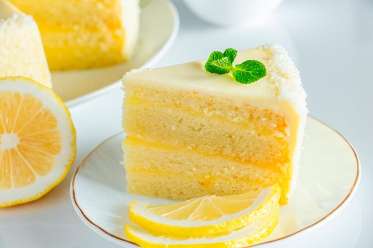 Um bolo macio e delicioso, perfeito para comemorar momentos especiais. Receita de bolo de aniversário simples de limão