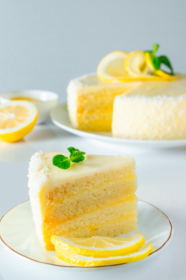 Um bolo macio e delicioso, perfeito para comemorar momentos especiais. Receita de bolo de aniversário simples de limão