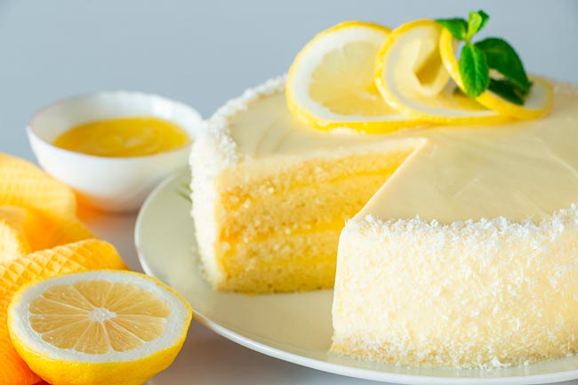 Um bolo macio e delicioso, perfeito para comemorar momentos especiais. Receita de bolo de aniversário simples de limão