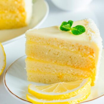 Um bolo macio e delicioso, perfeito para comemorar momentos especiais. Receita de bolo de aniversário simples de limão