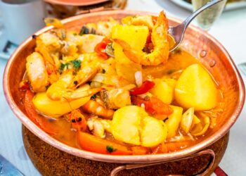 Prepare uma sinfonia de sabores do oceano! Receita de cataplana de peixe e marisco