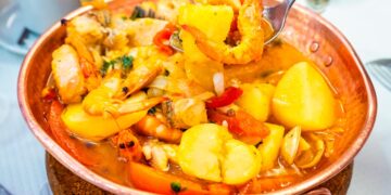 Prepare uma sinfonia de sabores do oceano! Receita de cataplana de peixe e marisco