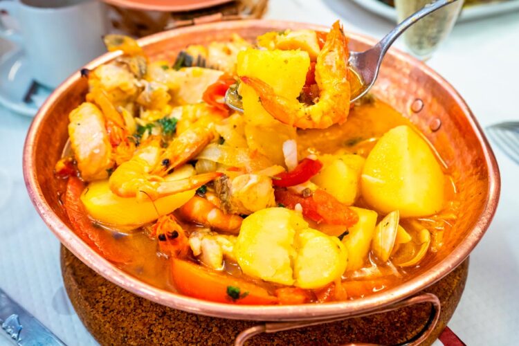 Prepare uma sinfonia de sabores do oceano! Receita de cataplana de peixe e marisco