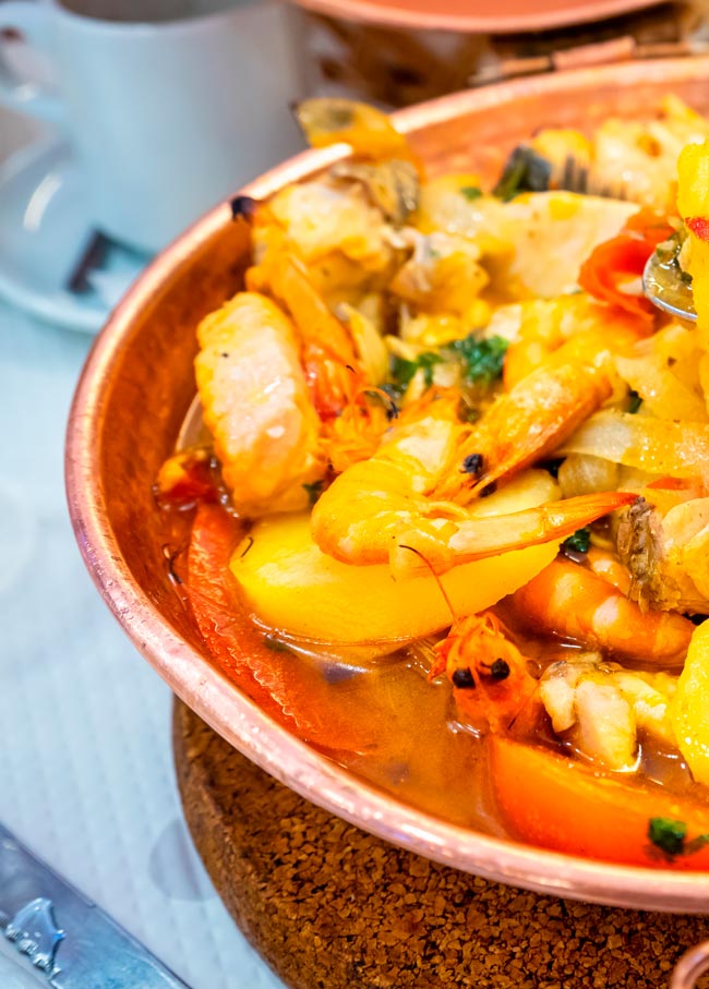 Prepare uma sinfonia de sabores do oceano! Receita de cataplana de peixe e marisco