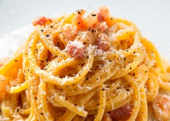 Prepare-se para se apaixonar pelo genuíno e autêntico esparguete à carbonara. Buon appetito!