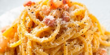 Prepare-se para se apaixonar pelo genuíno e autêntico esparguete à carbonara. Buon appetito!