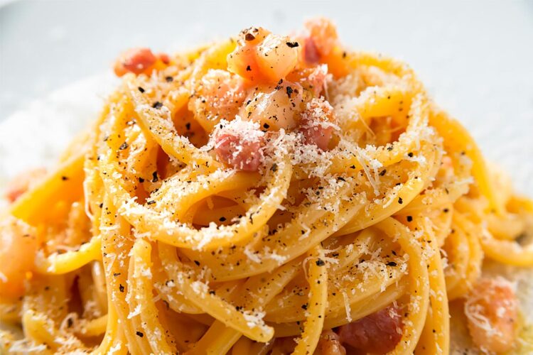 Prepare-se para se apaixonar pelo genuíno e autêntico esparguete à carbonara. Buon appetito!