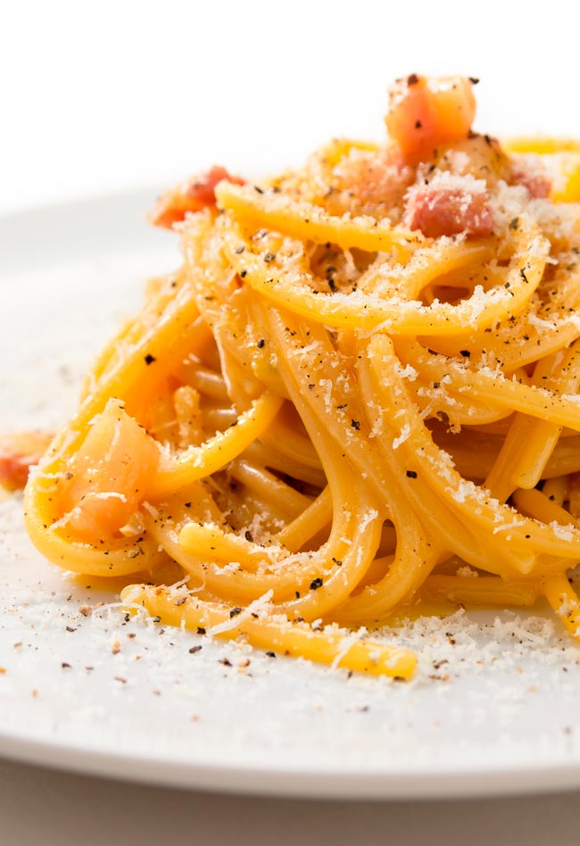 Prepare-se para se apaixonar pelo genuíno e autêntico esparguete à carbonara. Buon appetito!