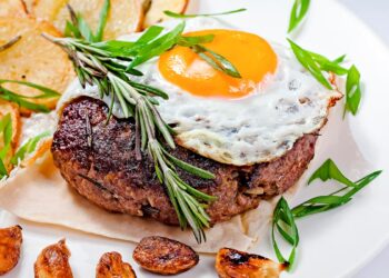 Fácil de preparar, económico e delicioso! hambúrguer no prato