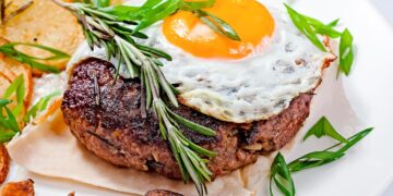 Fácil de preparar, económico e delicioso! hambúrguer no prato
