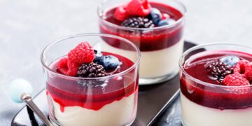 Um deleite para os amantes de frutos vermelhos! panacota de frutos vermelhos