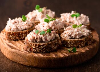 Uma opção versátil para lanches rápidos, entradas ou até mesmo para rechear sanduíches. patê de atum