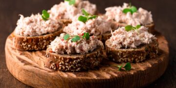 Uma opção versátil para lanches rápidos, entradas ou até mesmo para rechear sanduíches. patê de atum