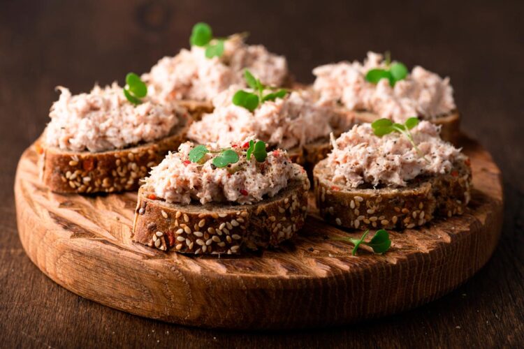 Uma opção versátil para lanches rápidos, entradas ou até mesmo para rechear sanduíches. patê de atum