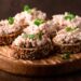 Uma opção versátil para lanches rápidos, entradas ou até mesmo para rechear sanduíches. patê de atum