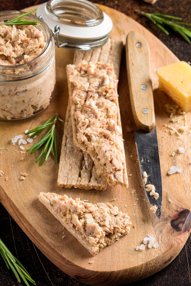 Uma opção versátil para lanches rápidos, entradas ou até mesmo para rechear sanduíches. patê de atum