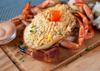 Surpreenda os seus convidados com um prato que é simultaneamente elegante e delicioso. Receita de sapateira recheada