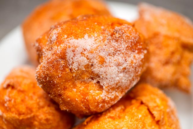 Enfeite a sua mesa com as cores e sabores destes Sonhos de Natal deliciosos.