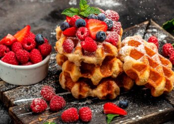 Desde um toque de mel até frutas frescas, as possibilidades de combinações são infinitas. waffles simples