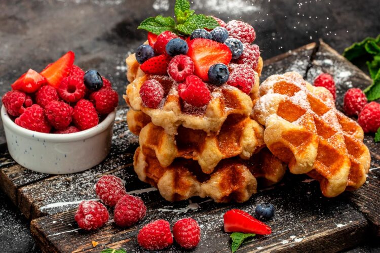 Receita de waffles simples e crocantes Desde um toque de mel até frutas frescas, as possibilidades de combinações são infinitas. waffles simples