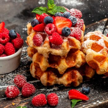 Desde um toque de mel até frutas frescas, as possibilidades de combinações são infinitas. waffles simples